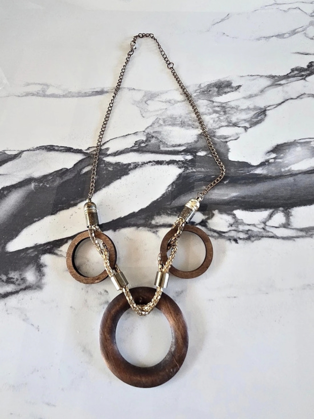 Boho Wood & Gold-Tone Chain Statement Necklace: Interlocking Rings & Mesh Detail